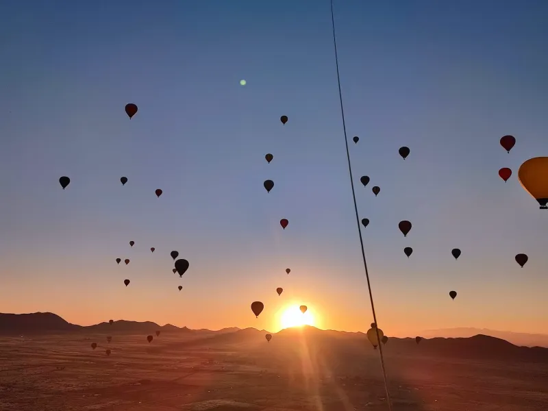 Montgolfière au lever du soleil au Maroc