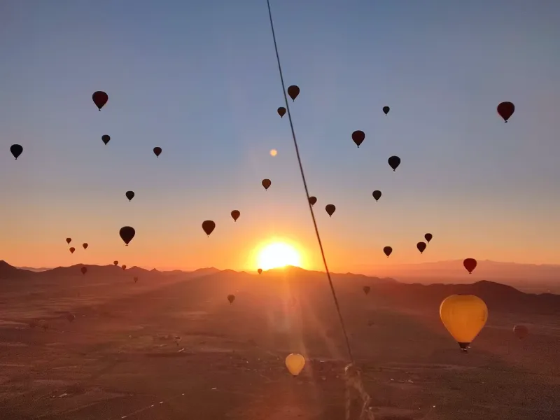 Montgolfière en vol au-dessus de la plaine